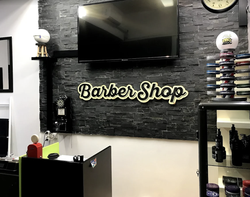 Espace détente avec TV au salon Barber Brothers